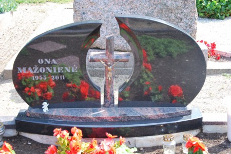 0096   Svart granit och röd Hallandiagranit. Helpolerad inkl. helpolerad sockel.