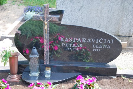 0097   Svart granit, kors röd Hallandiagranit. Helpolerad inkl.helpolerad sockel.