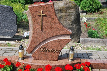 0098     Röd Vångagranit. Helpolerad inkl. helpolerad sockel.