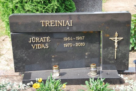 0099     Svart granit. Helpolerad inkl. helpolerad sockel.